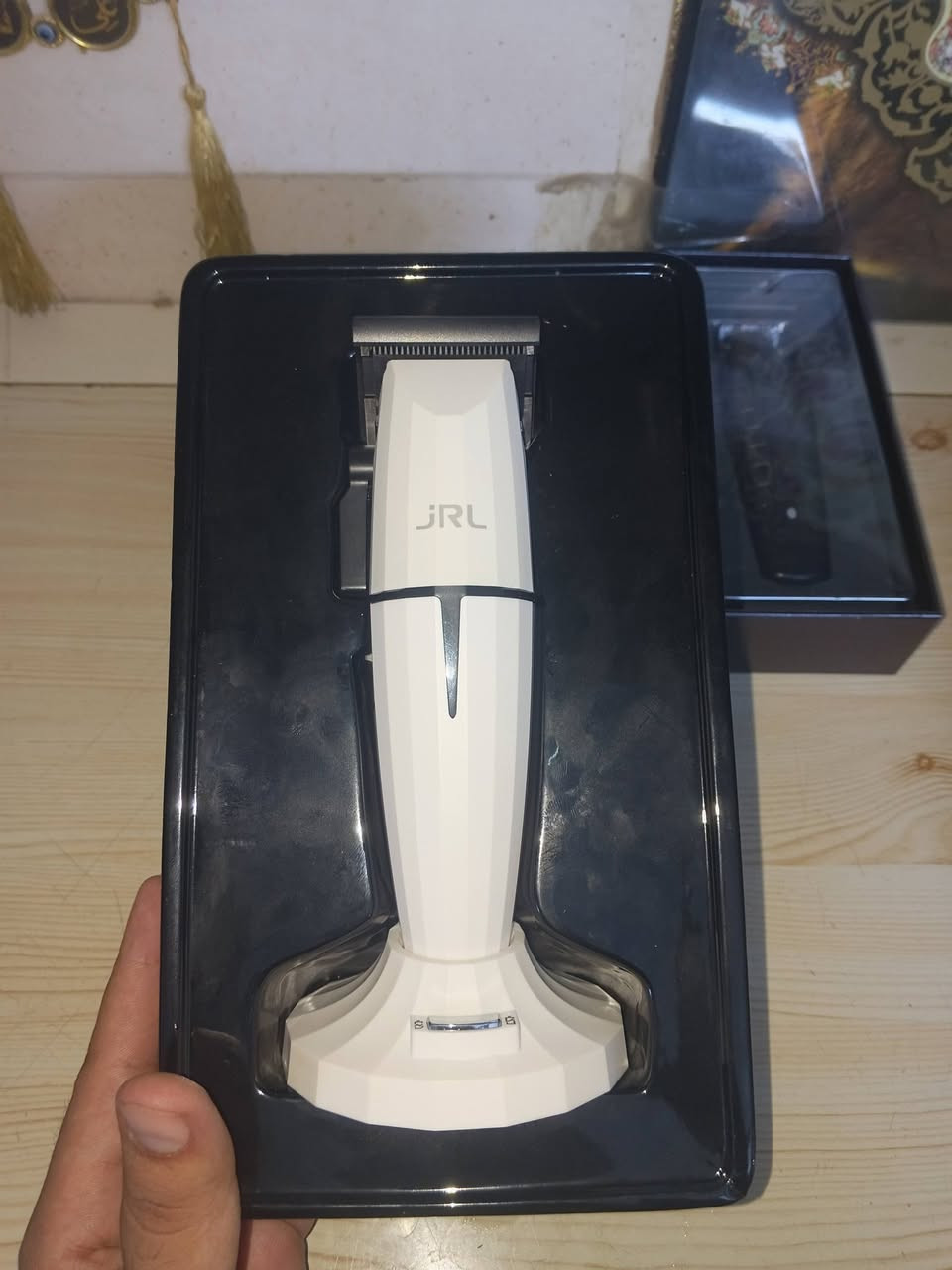 سلام عليكم. مكينه Jrl ONYX  ستخدام يوم واحد فقط البيع هيه و KEMEi سعره 200 وبي مجال قليل  رقم هاتف *********** مكاني بغداد بلديات شارع المصرف ما عندي توصيل شراي ينتصل موجود وتساب
