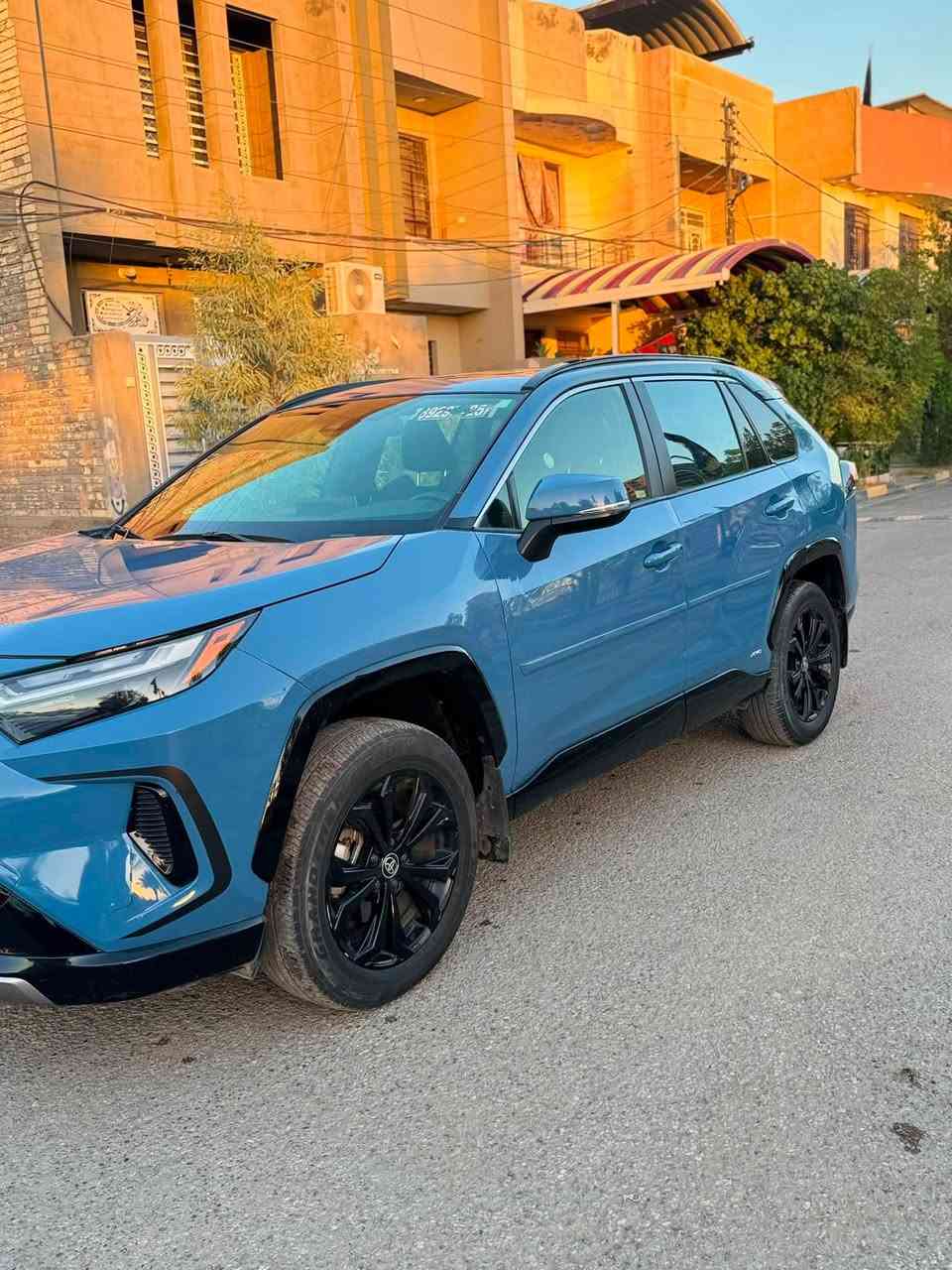سيارةRAV4 للبيع او مراوس  موديل2023  أمريكي الحادث خلفي صور الحادث موجود داخل المنشور  فول مواصفات مصابيح LED أمامية.
* إضاءة نهارية LED.
* تشغيل بصمة (Push Start).
* دخول ذكي بدون مفتاح.
* مقعد السائق كهربائي بـ 8 وضعيات.
* شاشة 8 إنش.
* دعم لاسلكي لـ Apple CarPlay وAndroid Aut

* رادار أمامي مع نظام منع الاصطدام.
* مثبت سرعة راداري.
* المحافظة على المسار.
* تنبيه مغادرة المسار.
* مراقبة النقطة العمياء (Blind Spot).
* تنبيه حركة المرور الخلفية (Rear Cross Traffic Alert).
* كاميرا خلفية.
مكان السياره بغداد الحريه 
***********
