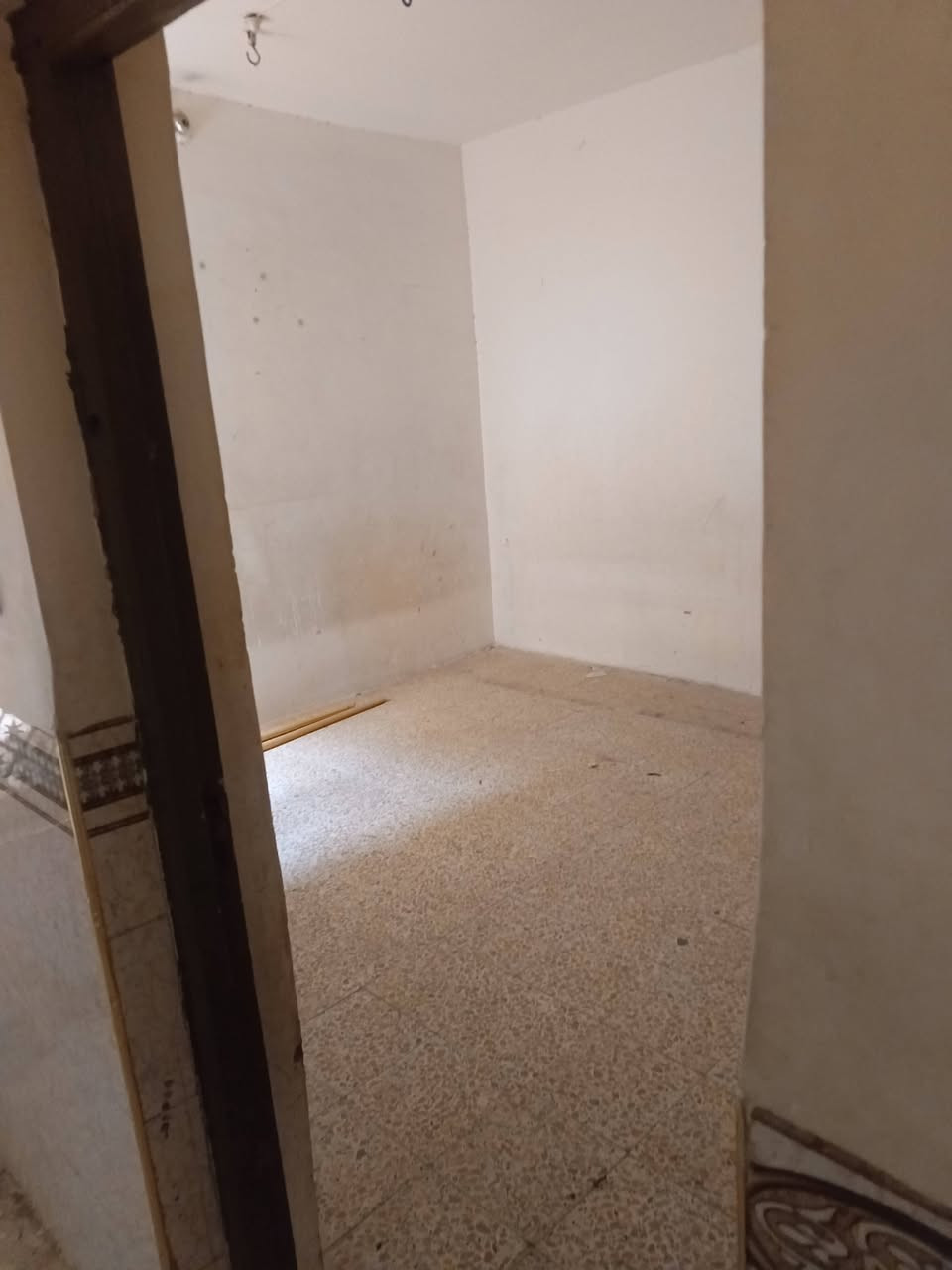 سلام عليكم 
بيت الايجار بحي الجامعه 
100متر طابقين 
3غرف نوم 
وستقبال ومطبخ وصاله وحمامات
يجاره 400 
***********
