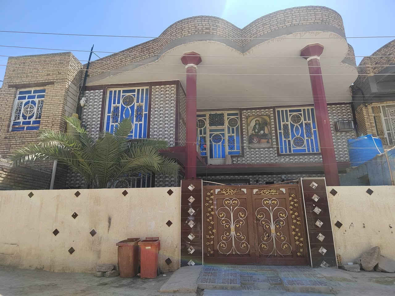 بيت بحي المين الوله مساحه 250 طابق الرضي استقبال وصاله خرفتين مطبخ صحيات طابق ثاني غرفتين وصاله غرفتين ترك رقم شراي يتصل ***********
