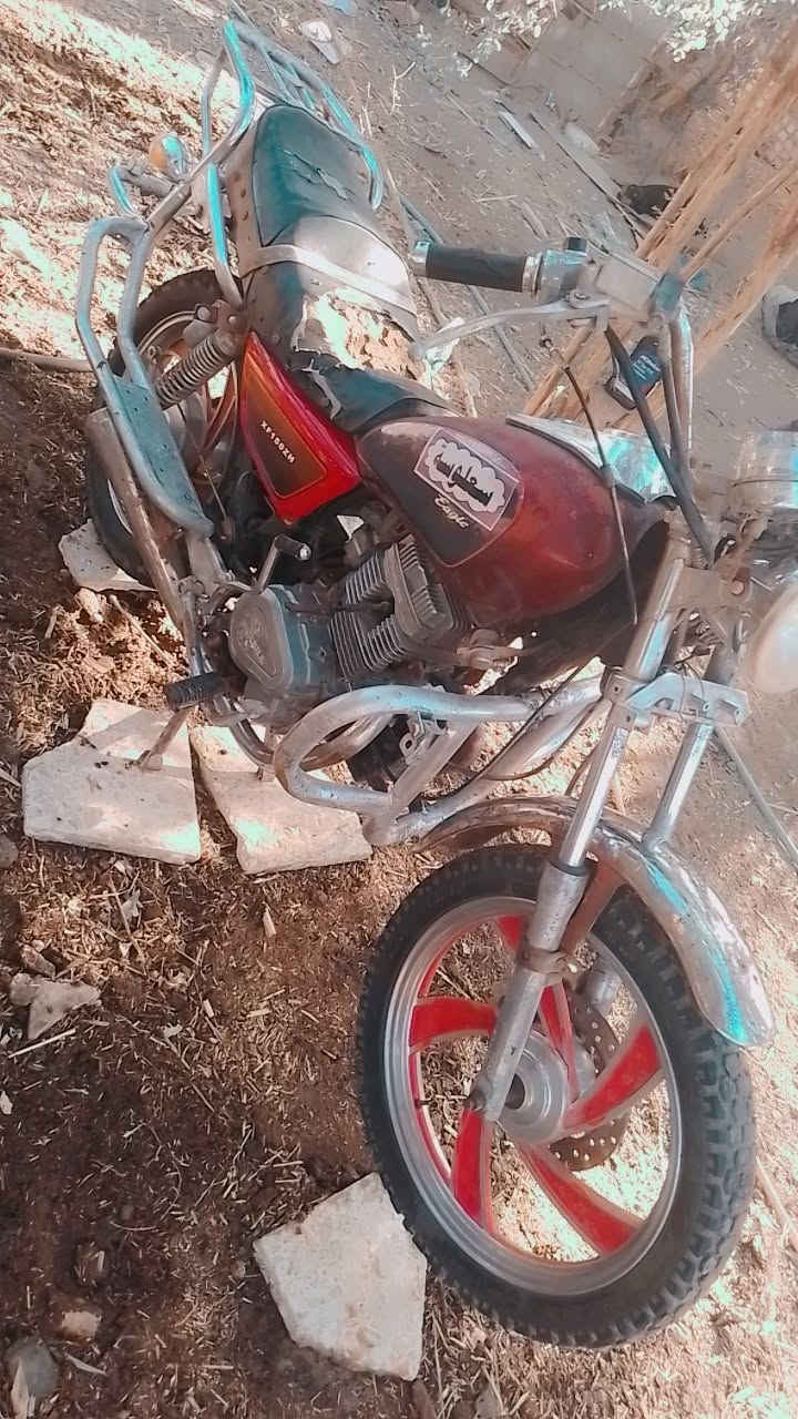 السلام عليكم من رخصت مدير الكروب عندي هاي الجونده للبيع شغاله عايزلهه بس باتري وربط كهرباىيات بيهه خيط بخار رايدهه 250 وبيهه مجال الشراي بي خير ويدلل هاذه رقمي *********** وشكرآ متواجد فيس
