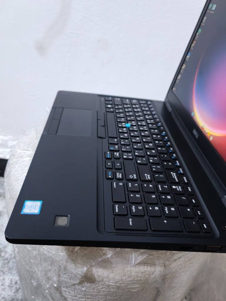 لابتوب dell.  
شاشه حجم 15.6 FHD. مميز 
Cori5 gel 7
جيل سابع
RAM 8
HARD 256 ssd m2
كارت شاشه مدمج 4G
بطاريه من 3 إلى 6 ساعات شحن 
الابتوب جدا نضيف 
شحن تايبسي.    
 بصمه اصبع
كيبورد عربي انجليزي + ضوئي
لابتوب مناسب للهندسه و التصميم 
سعر 250 بيه مجال بسيط 
مكاني بغداد توصيل موجود 
رقم ***********
