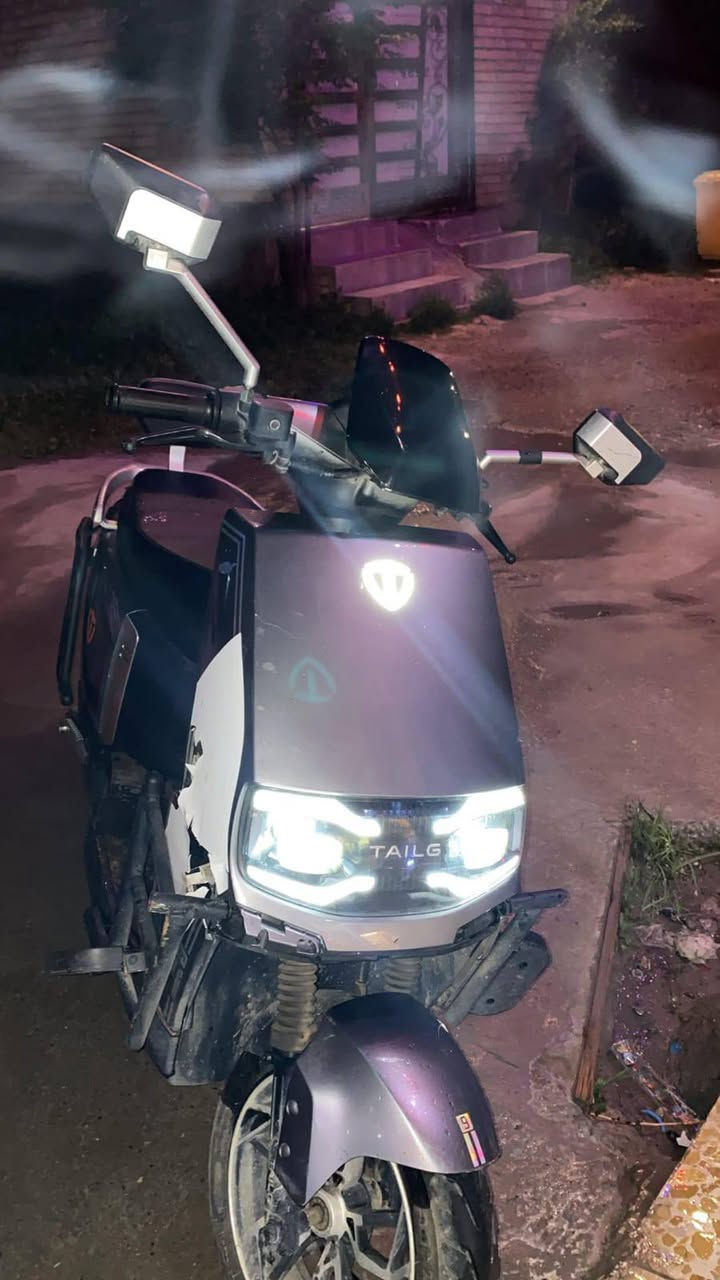 دراجة T-POWER )TAILG)
5 بطاريات كهربائيات شغالة *
كل الي بل دراجة مال شركة ما مبدل بيها شي فقط باتري واحد *
دشبول كهربائي يقرة بي شحن الدراجة و عداد شغال طبيعي *
معلومة * 
بيها مشكلة كهربائية ماعرف شنو لان مو صاحب خبرة بهيج دراجات تهبط شحن و أساساً هيه مشحونة شحن كامل * 
ييجي وياها شاحنتها *
*********** 
للتواصل
