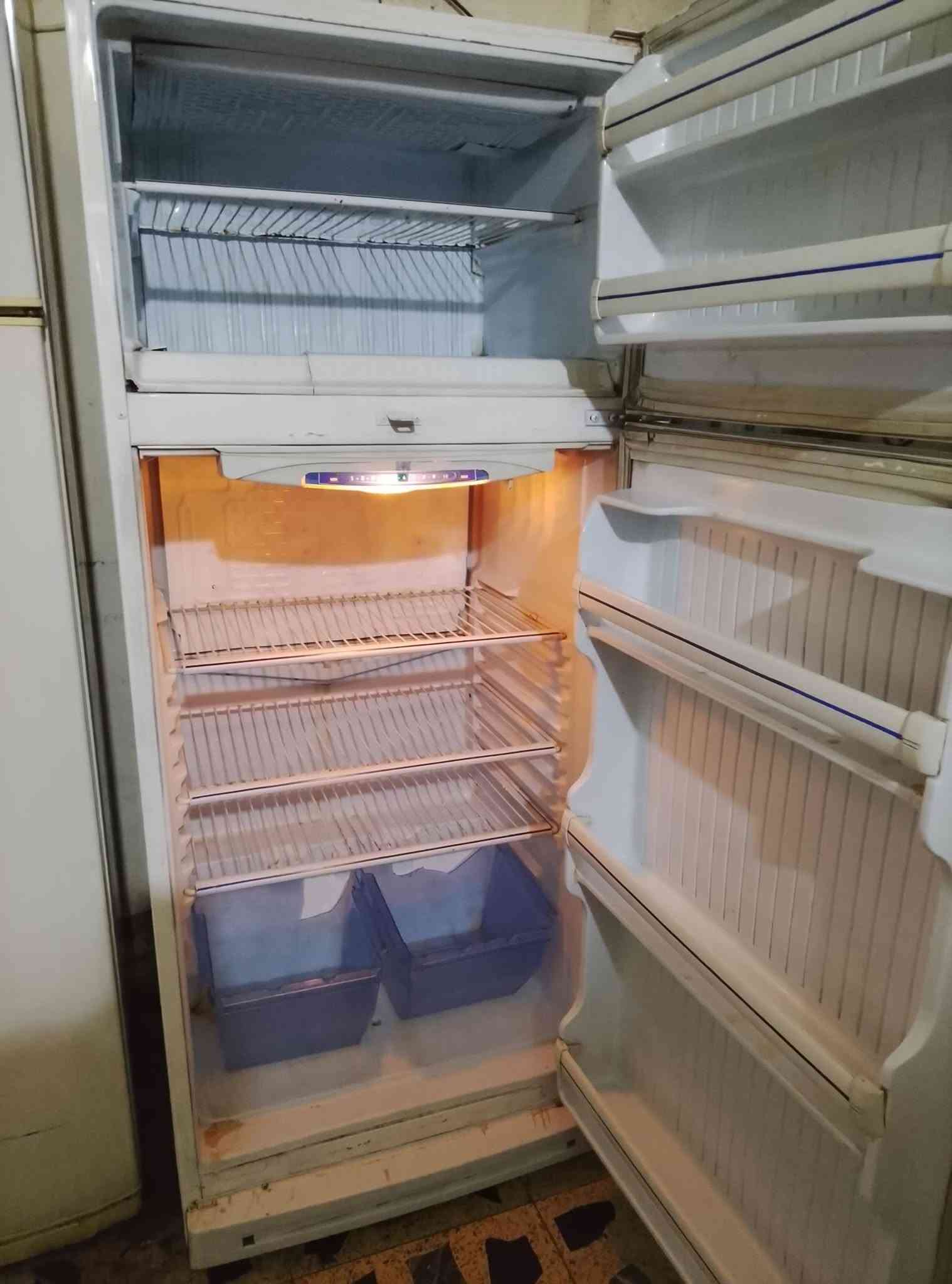 اغراض بيت مستعمله ونظيفه على الفحص مكان بغداد يوجد توصيل بكروه داخل بغداد  تواصل على الواتساب فقط كاونتر الاصفر ب 290 كاونتر الابيض ب 140 قطعتين ثلاجه 140 مجمده 140 طباخ قياس 80 190 طباخ اربع عيون ب 130 طباخ يونير 240 خمس عيون اسعار بيها مجال التواصل فقط واتساب@***********
