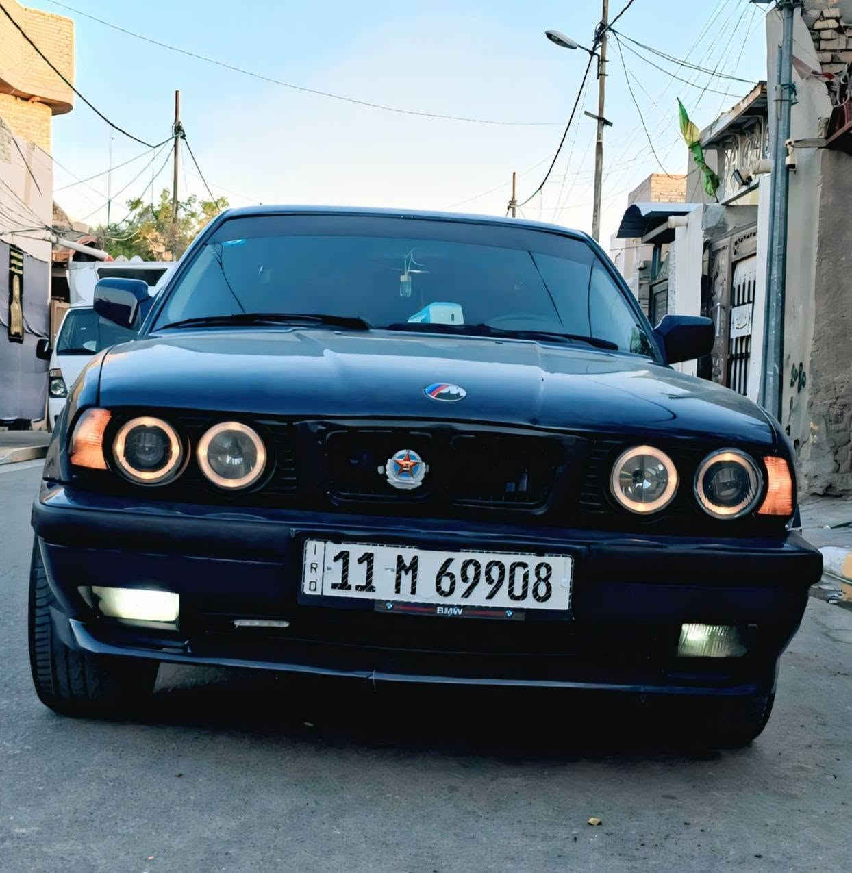 سلام عليكم BMW/525موديل 1990اصل بليته وسنويه وارد الماني فتحه سياره تعمير جديد مشتغله بيدي وخاسر عليه هواي سياره خير من الله كير محرك خير من الله التبريد عاطل لحد يسئلني عليه حداديه وره وكدام جديده كهربائيات كله شغال لايتات زينون لدات سوارات ويل هامان اصلي حجم 17 تو زايز سياره بأسمي سنويه لل 2029 هزته جديده لل27 ثانيوم احولك رقم بغداد 
مكاني ديوانيه السعر 40 
رقم ***********
