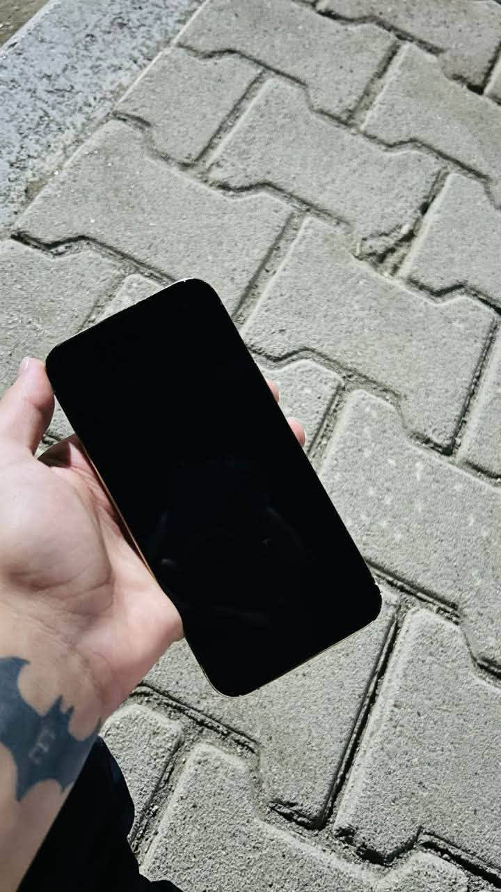 13 برو ماكس
مامفتوح كبس وكلشي بلادي
650 ♥️
***********

نص مكتوب في الصور:
- 91 4G 10:52 مساحة تخزين iPhone iPhone المستخدم: 150.42 غ.ب. من 256 غ.ب. 105.58 غ.ب. التطبيقات الصور iOS بيانات النظام توصيات إظهار الكل مراجعة صورك وفيديوهاتك ووفر لحد 21.56 غ.ب, راجع الصور والفيديوهات التي تشغل أكبر مساحة تخزين في تطبيق الصور وحدد ما إذا كان يمكنك حذفها. ألبوم "المحذوفة مؤخرا" إفراغ
- 91 4G 10:52 حالة البطارية والشحن رسالة مهمة حول البطارية حالة بطاريتك متدنية جدًا. يمكن أن يبدل أحد مزودي خدمة Apple المعتمَدين البطارية لاستعادة الأداء والطاقة القصويين. العثور على خيارات الخدمة... 76% الحد الأقصى للقدرة هذا قياس لقدرة البطارية مقارنة بقدرتها عندما كانت جديدة. قد تتسبب القدرة المنخفضة بتقليل ساعات الاستخدام بين عملية الشحن والأخرى. أقصى قدرة للأداء ستساعد الأنظمة المضمنة في النظام والمكونات في تخفيف آثار الأداء التي قد تلاحظها أثناء التقدم الكيميائي في عمر بطارية iPhone. شحن البطارية المحسن للحد من استنزاف عمر البطارية، يتعلم الـ iPhone من عادات الشحن اليومية، بحيث ينتظر ولا يتجاوز 80% حتى يحين موعد حاجتك إلى استخدامه.