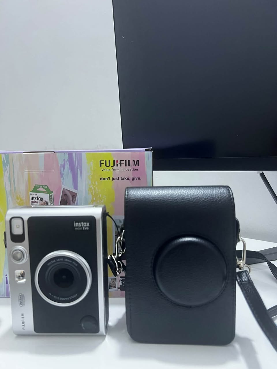 📸 للبيع Fujifilm Instax Mini Evo
كاميرا Hybrid تصور ديجتال وتطبع الصور فورياً على فلم Instax Mini 🎞️

🔹 100 تأثير وتصميم مختلف للصور
🔹 شاشة LCD
🔹 طباعة صور الموبايل عن طريق التطبيق
🔹 تحفظ الصور رقمياً وتكدر تنقلها للموبايل
🔹 فلاش + مؤقت تصوير
🔹 بطارية داخلية قابلة للشحن 🔋

📦 الكاميرا نظيفة وشغالة بالكامل، والفحص عند الاستلام متاح كامله هَي وملحقاتها من[جنطة _دفتر ذكريات_ملصقات_وفلمين مَع الكاميرا].

💰 السعر: [290 ألف]
📍 المكان: [بغداد_ألدورة_أبو ألدشير]
ألتواصل هذا رقمي_***********
