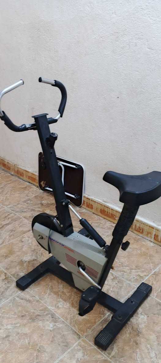 بايسكل رياضي أمريكي نظيف جداً ميكانيكي مو كهرباء ويعطل
بايسكل بناتي نظيف جداً علفحص حجمه 24  للاستفسار الاتصال ***********
