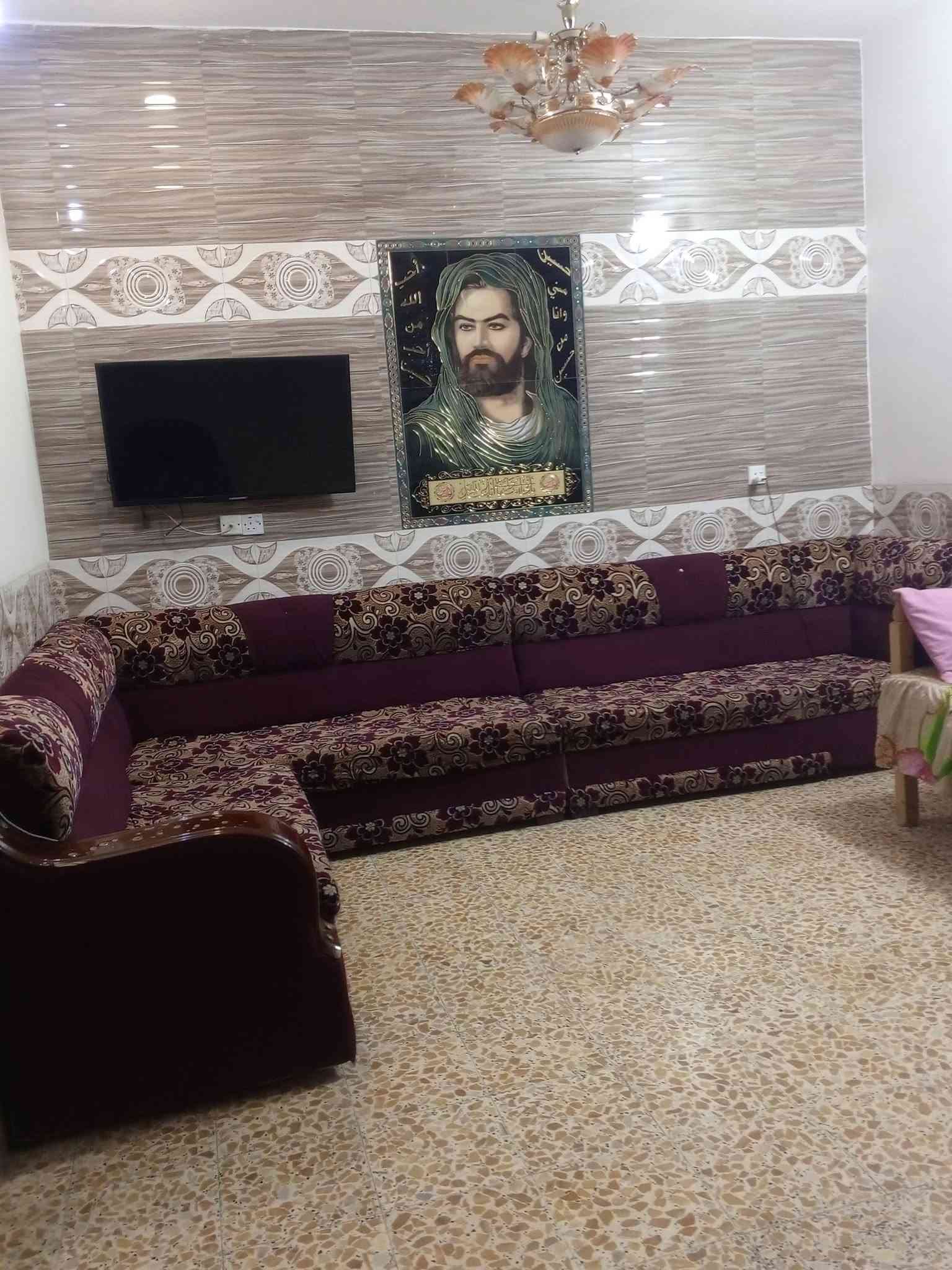 سلام عليكم دار للبيع المساحه 150متر طابو صرف الموقع حله بكرلي قريب على موقف دانه البيت طابقين بناء حديث يحتوي الدار على 3غرف نوم وصاله كلدور ومطبخ وكلدور حمام داخلي صحيات خارجيه عرض الشارع 10متر تبيلط مجاري وكهرباء ومي كامل خدمات علمن سعر المتر 800الف 
السعر 175قفل
