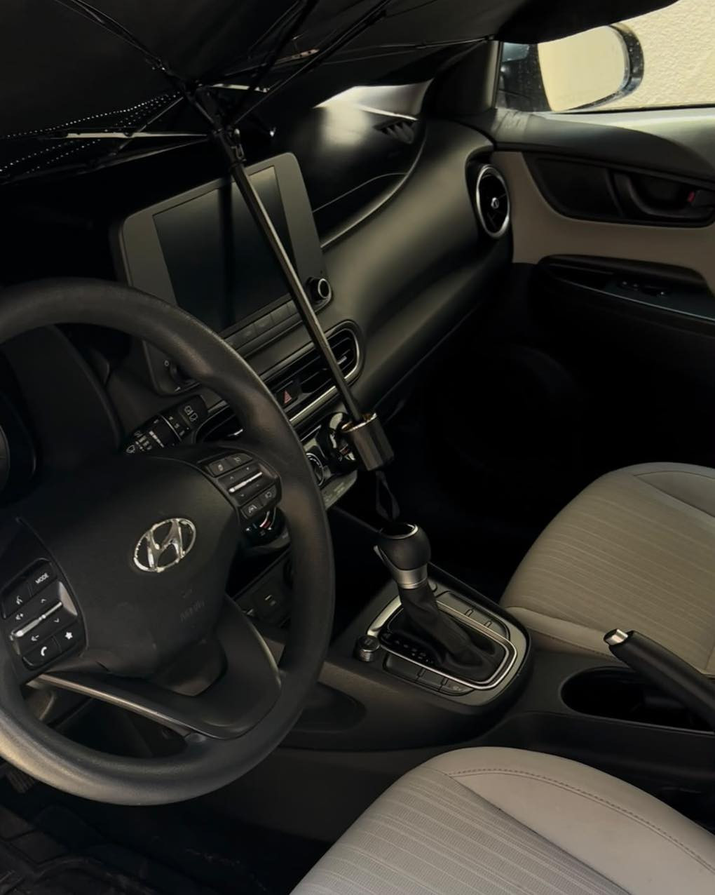 هيونداي كونا 2022 AWD (دفع رباعي)
ماشيه 31 ميل جديدة 
الماركة: Hyundai Kona
اللون الخارجي: سمنتي

اللون الداخلي: اوف وايت & اسود
نظام الدفع: AWD (دفع رباعي)
ناقل الحركة: أوتوماتيك
المحرك: 2.0 لتر – 4 سلندر
القوة: 147 حصان

رقم الشاصي
KM8K6CAB7NU880019

رقم الهاتف 
***********
🟩 سعرها رقم 1 تعليق يوصلك رسالة 💌
