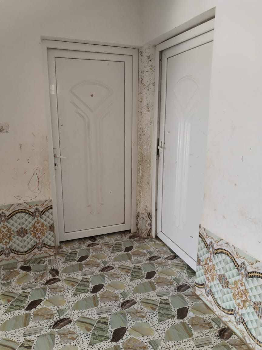 دار سكن للبيع طابو صرف قرب دار البو مايل بناء ٢٠١٨ / قضاء حديثة / الانبار 

المساحة الكلية للدار ٣٠٠ م 

المحتويات :-

ديوان ٧ × ٤,٥
هول ٥ × ٤
مطبخ ٥ × ٤
غرفتين نوم ٥,٥ × ٤,٥  ، ٤,٥ × ٤
صحيات داخلية + خارجية 

* الارضية سيراميك 

السعر المطلوب ٧٨ مليون و بي مجال للتفاوض 

مكتب ابو احمد الحديثي للعقار 

عنوان المكتب / الانبار / قضاء حديثة / سوق الحي العسكري الرئيسي / قرب اسواق ابو حسين للغذائية 

استاذ هشام        ***********

                         ***********
