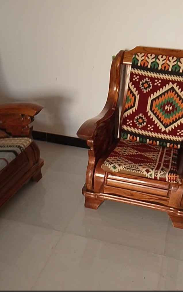 قنفات خشب صندل الاصلي ماحاجه صبغ ولا دهن وحده ثلاث نفرات وحده نفرين وثنين ابو نفر لا مكسورات ولا مصلحات جدد الجزيرة الفيروزيه قرب جامعة ائمة البقيع تلفون *********** البصرة, العراق
