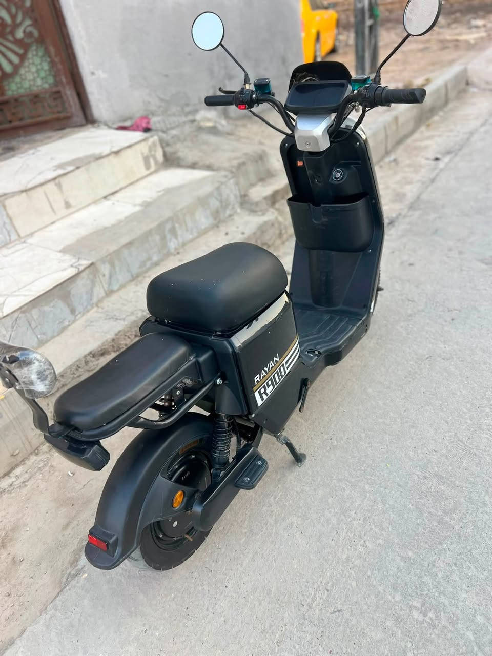 السلام عليكم دراجه ار 900مديل 2025 شركه الريان معروفه بل سوك بطاريات 5دبل كبار دراجه جديده كل نقص مابيها ماشيه 988ميل مو الف مواصفاتها معروفه شكلها شكل ار 11 اشاير حاجب لكزز يمنه ويسره وبيها رباعي دراجه ثلاث سرع سرعتها 90 سكليتر رياضي جوكر لايت عالي ناصي مع سكن مقسم دراجه جديده مامتعوبه شاهد اللة تجي شوفك بعينك ماتاخذها اذا ماتفحص تقتنع يلا تأخذ السعر 450 بيها مجال لشراي مكاني ناصريه مركز رقم ***********
