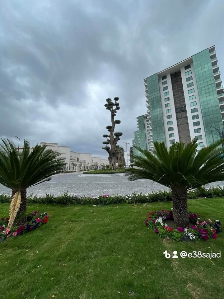 السلام عليكم
شقه في مجمع الود السكني للبيع 
السبب ضرف خاص 
المساحه 190 م  
3 غرف وحده منهم ماستر 
مجهزه بسبالت عدد 5 واحد منهم مركزي 
مجهز بمطبخ + سخان 
الاستلام قريب🗝️
باقي عليه دفعتين فقط 
 سعر البيع بسعر الشراء يعني المبلغ صافي استلم بدون اي عموله والسعر جداً مناسب كمقارنه بالاسعار الدارجه 
طابق عالي مو ناصي اطلاله داخليه وخارجيه جه كليه الزراعة 
الشقه غربيه مو شرقيه يعني مو مضرب شمس . تحياتي للجميع 
للتواصل *********** واتس

