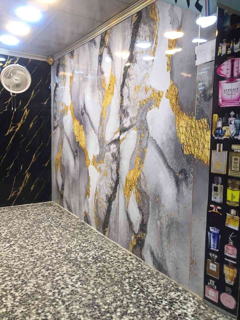 السلام عليكم للبيع محل في سوك حي اور قرب جامع الفردوس بدايت السوك المحل جديد وكامل ماناقصة اي شي من كهربايات سقوف ثانوية مغلف بديل الرخام الكاشي جديد يعني ماتصرف علي الف إلي يحب ياخذه و ياجره يتاجر ب250 السعر 16 وبي مجال للستفسار ***********

