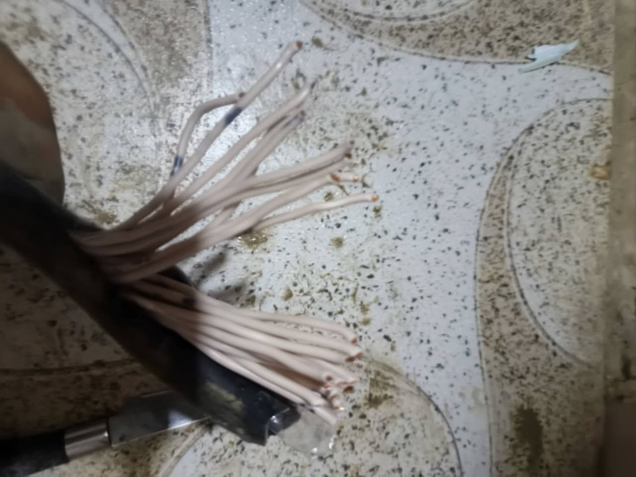 السلام عليكم للبيع كيبل الكتروني سعودي حراري ابو ٢٥ خط حجم ١ ونص  عندي ٣ قطع كل قطعه ٢٥ متر مكاني حي الاعلام
