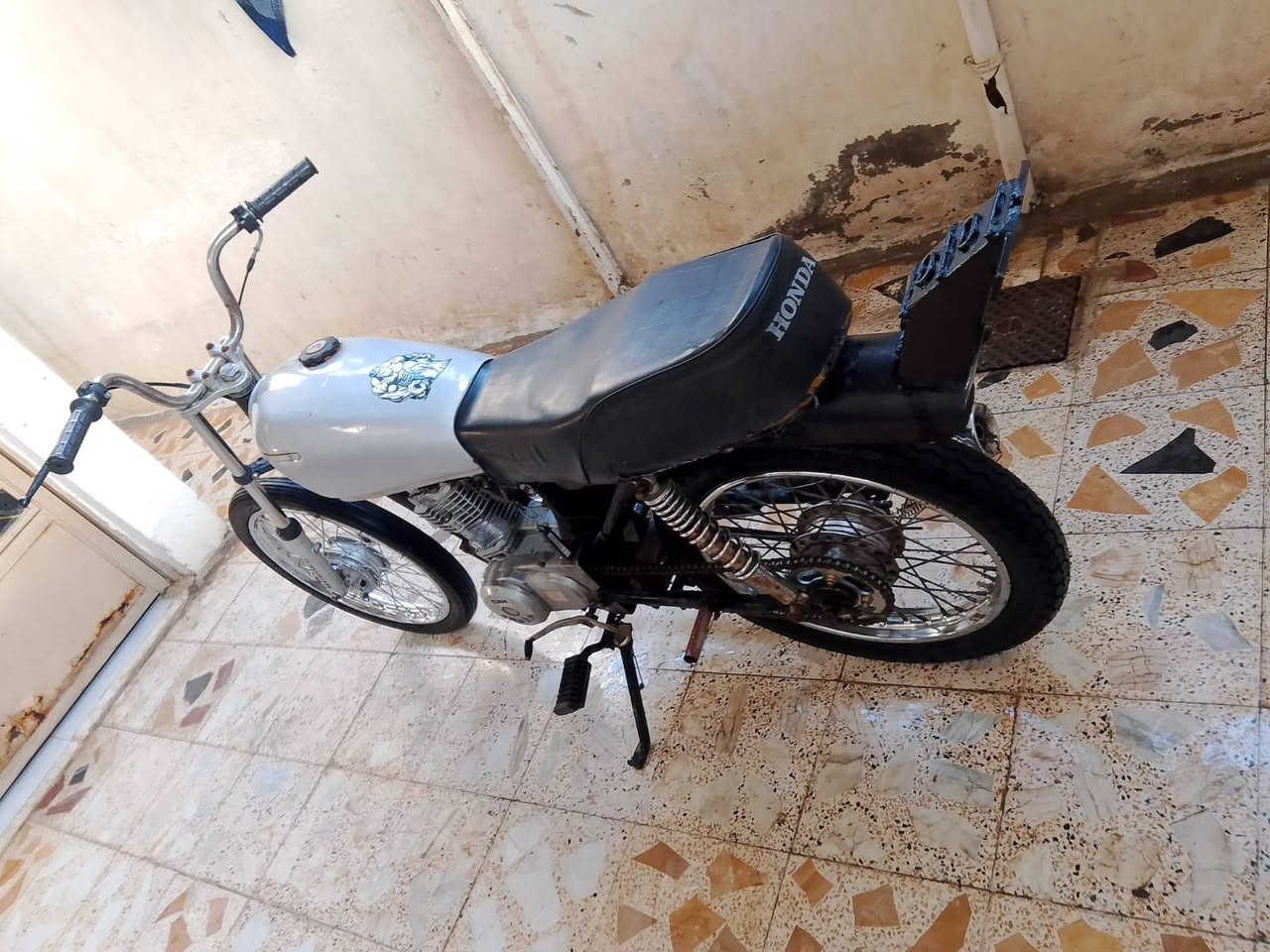 السلام عليكم دراجة للبيع خير من الله تايرات ويالة كلة جديد مكينة تخبل 
مكاني صويرة حي العمال سعر 190قفل
رقمي ***********
