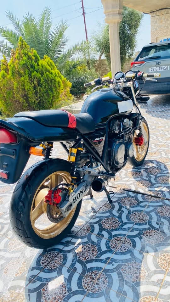 السلام عليكم
سيبي 400 جيل اول 16ولف 

اوراق كامله مو كلك 

كهربائيات كله شغاله 

محرك لاتبخير ولا تنقيص شلعه ومعدل خير من الله 

نواقص فقط عداد مال دشبول واير كيلو متر وبريك امامي يحتاج تنفيس ودسكات 

ترهم مراوس حسب القناعه سعر خاص والموشراي لايطبلي بس يسئل وذا متعرف بيهن هم لاطب واني خادم 

***********
