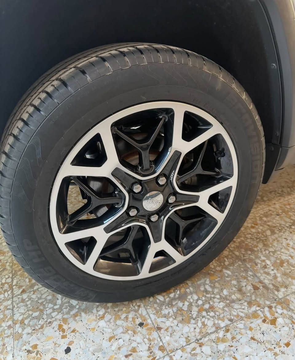 جيب لاريدو
موديل 2017
مكينة 3600 V6
ماشية ٨٨ يعني جديده

 مواصفات لاريدو
شفتات ستيرن
شاشة صغيره
كشنات حظن
كشنات كهرباء تدفئة
تشغيل عن بعد
كامرة وحساسات خلفية
دكمة Sport
وبعد باقي المواصفات معروفة 

كير مكينة كفااله (بدون فتح)
صدر امامي خلفي جديد
تخم تاير جديد

رقم اربيل بأسمي 

بدون حادث كفاله فقط شبر صبغ جاملغ امامي والباقي كفاله لا حادث ولا دواخل ولا ايرباك كله كفاله

السعر ١٩٧ وبيه مجال بسيط

مكاني بغداد الدورة  

رقمي ***********
