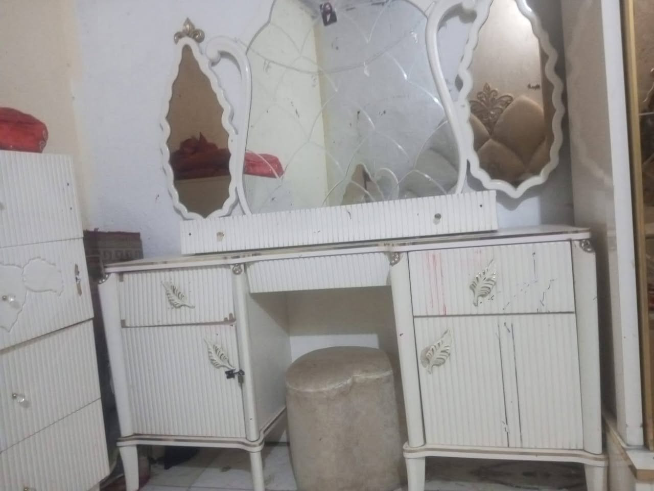 سلام عليكم غرفه نوم تركي مستخدمه نضيفه للبيع العنوان قضاءالغراف سعر 300 وبيهه مجال قليل الشراي الرقم *********** واتساب موجود
