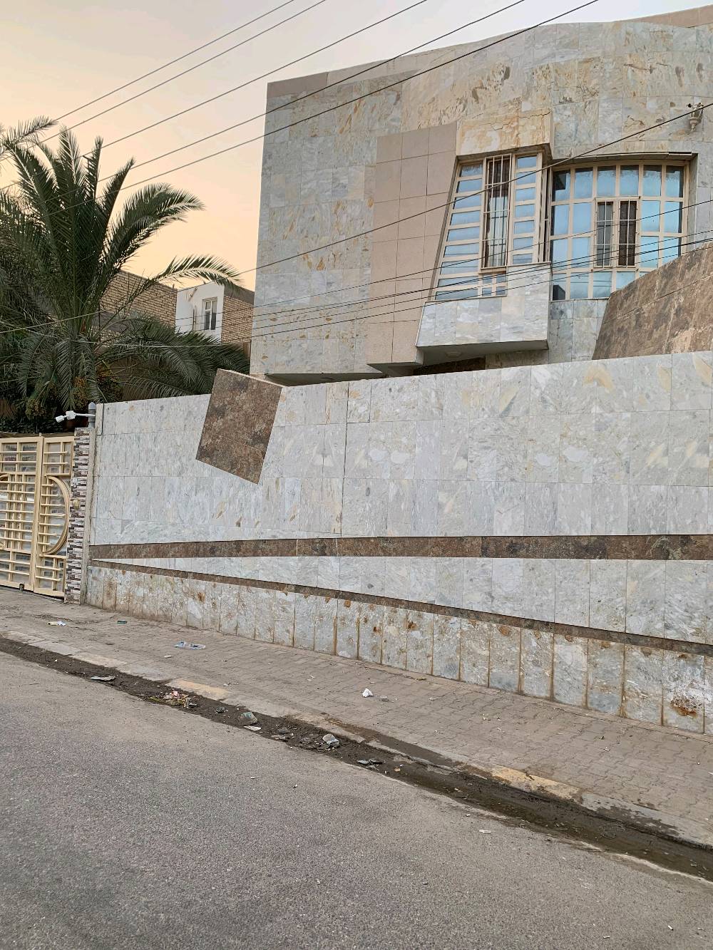 🏡 للبيع دار سكنية مميزة في النجف الأشرف 🏡

📍 الموقع:  حي المهندسين – بالقرب من شارع الجنة
📐 المساحة: 300 متر مربع

✨ موقع مميز جداً ومناسب للسكن العائلي، بمنطقة مرغوبة وقريبة من الخدمات والمناطق الحيوية.

🔑 فرصة ممتازة للسكن أو الاستثمار.

💰 السعر: يحدد عند التواصل
📞 للاستفسار والتواصل: [رقم الهاتف ***********]

الجادين فقط، مع التقدير 🌹
شكد عمر الدار تقريباً؟ وشنو نوع البناء والتشطيب من جوه: كونكريت/طابوق، ومرمر/سيراميك/جبسن بورد لو لا؟: 
2017
كم طابق بيها، وشكد عدد غرف النوم والصالات والمطابخ والحمامات؟: 
2
شنو نوع السند/الطابو؟ وهل الدار جاهزة للسكن لو تحتاج شوية تصليحات أو صيانة؟: 
جاهز