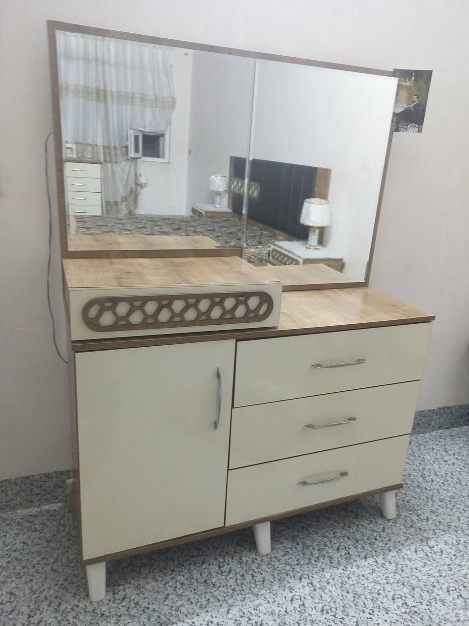 غرفة نوم تركية مستعملة للبيع نضيفة حيل مستخدمة قليل مكاني موصل أيسر 
سعر 550 الف
تواصل / ***********
