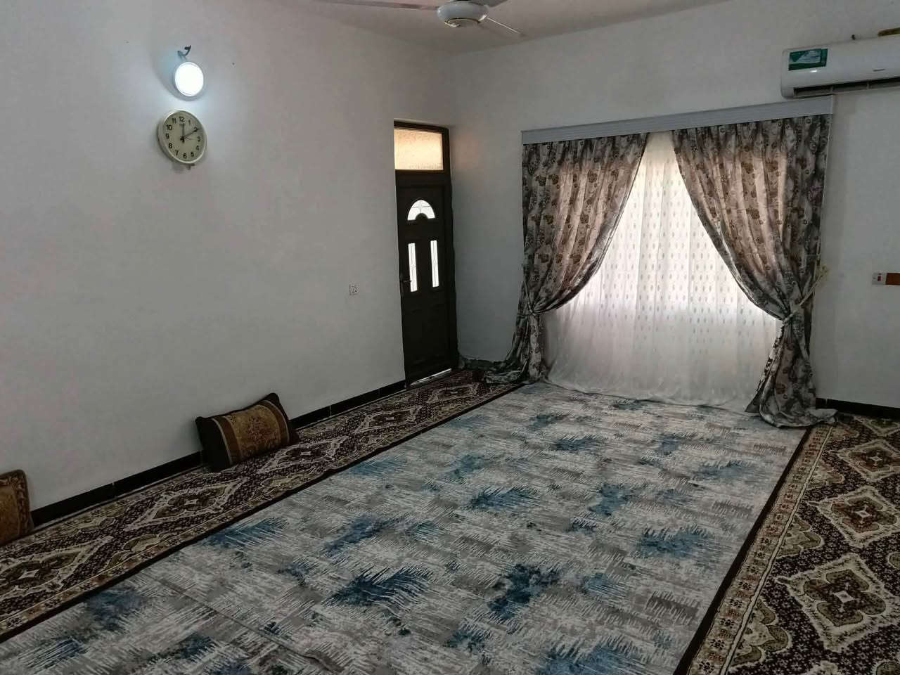 🏠 بيت للبيع – موقع مميز جداً

📍 العنوان: خلف الحكمة {خلف أسواق أبو كاوه}

🔹 مساحة البيت: 220 متر زراعي
🔹 البيت صب مركزي
🔹 واجهة مفتوحة ومباشرة على الشارع الرئيسي
🔹 الشارع سايدين
🔹 يبعد عن شارع الـ50 حوالي 50 متر
🔹 منطقة هادئة وموقع مميز، والبيت مقابل الشارع مباشرة
🔹 أمام البيت جبل وماكو بيوت مقابله

🛑 محتويات البيت:
• غرفة
• صالة
• كليدور
• مجمع حمامات خارجي

📑 المعاملة والطابو:
• قرار 320
• المعاملة موجودة داخل البلدية
• مشمول بالتطويب
• إمكانية تحويل المعاملة باسم المشتري داخل البلدية، شغلة رسمية وأصولية.

السعر 53 و بي مجال 
📞 للاستفسار والتواصل:
***********
