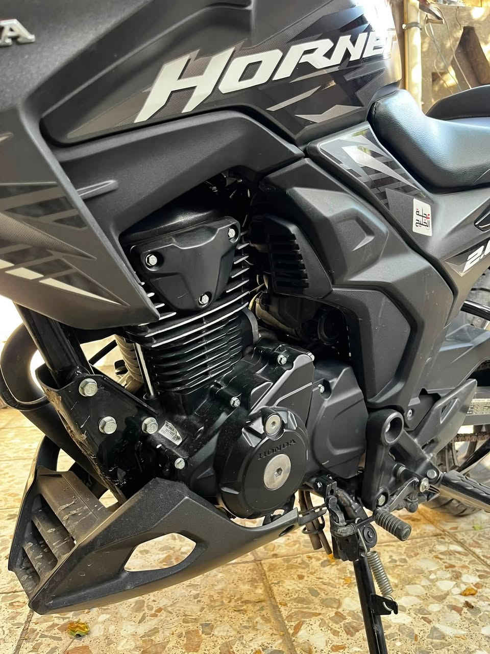 سلام عليكم      

هوندا هورنيت 200cc. كفالة ماشية 9.000km.   ماخذهة من شركة عجلة الخليج رقم وسنوية. 
معتني بيهة. امانة الله.   سعر 3.750.  للعلم ماخذهة ب 6.000 وية التحويل. وتكدرون تتاكدون من الشركة مكاني بغداد. ***********
