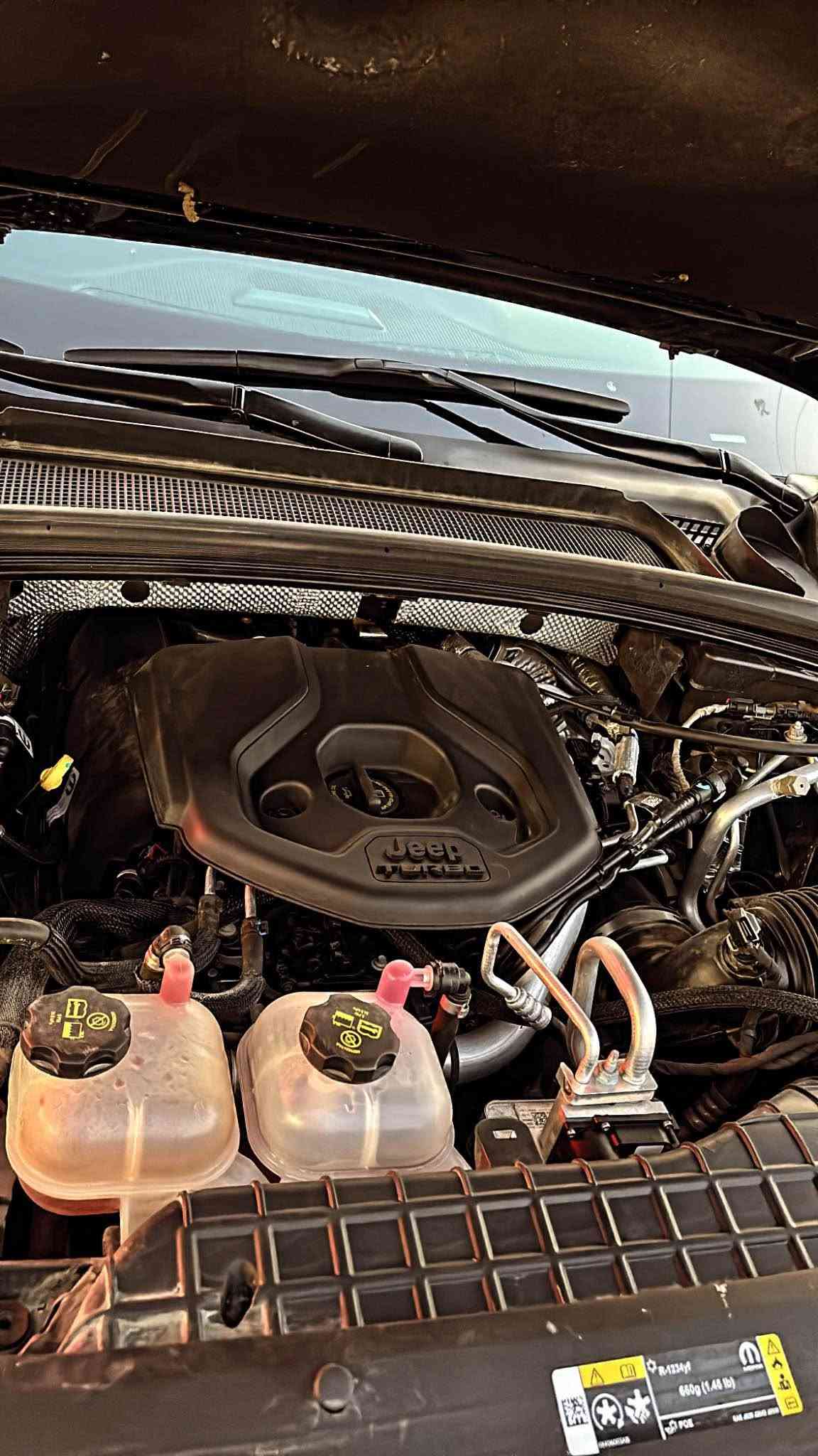 🚙 للبيع | Jeep Grand Cherokee 4xe Limited Plug-in Hybrid موديل 2023 🚙

فرصة مميزة لاقتناء واحدة من أفخم وأقوى سيارات الـSUV الهجينة.

✅ الموديل: 2023

✅ الفئة: 4xe Limited (Plug-in Hybrid)

✅ اللون: اسود

✅ التسجيل: بغداد

✅ الموقع: نجف

✅ الملكية: السيارة باسمي شخصياً

✅ الحالة: حادث خفيف كلش حافة الجاملغ والبنيد  في هيكل السيارة، والسيارة بحالة ممتازة.

أبرز المواصفات:

🔹 محرك 2.0 لتر تيربو مع نظام Plug-in Hybrid بقوة إجمالية 375 حصان.

🔹 ناقل حركة أوتوماتيكي 8 سرعات.

🔹 نظام دفع رباعي Quadra-Trac II.

🔹 إمكانية القيادة الكهربائية لتوفير الوقود.

🔹 شاشة لمس 10.1 بوصة تدعم Apple CarPlay وAndroid Auto لاسلكياً.

🔹 شاشة عدادات رقمية.

🔹 مقاعد جلد كهربائية مع تدفئة للمقاعد الأمامية.

🔹 مقود مدفأ متعدد الوظائف.

🔹 تشغيل بصمة (Keyless Entry & Push Start).

🔹 كاميرا خلفية مع حساسات أمامية وخلفية.

🔹 مثبت سرعة ذكي مع أنظمة أمان متقدمة.

🔹 نظام المحافظة على المسار، والتحذير من الاصطدام، ومراقبة النقطة العمياء.

🔹 مكيف أوتوماتيكي ثنائي المناطق.

🔹 مصابيح LED أمامية وخلفية.

🔹 مغلفه ppf بلكامل 

🚗 سيارة تجمع بين الفخامة، الأداء القوي، والاقتصاد في استهلاك الوقود، ومناسبة للاستخدام اليومي والسفر.

السعر 31 النجف, العراق
