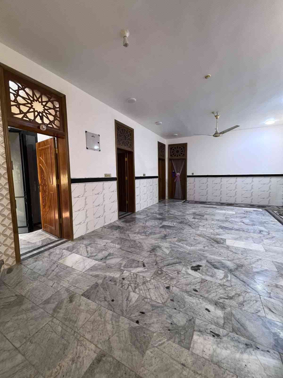 سلام عليكم بيوت لبيع بداخل دونم 2500 متر عل طريق العلويه شريفه بنت الحسن ع من جه ساده ابو خطه طابوا زراعي سند 25 كافه الخدمات متواجده فيه وايضا محلات ينشأ عليه عل شارع عام للستفسار اتصال عل رقم *********** و*********** السعر خاص
داخل بيوت ارضيه مرمر وسرايمك هندي درجه الأولى
