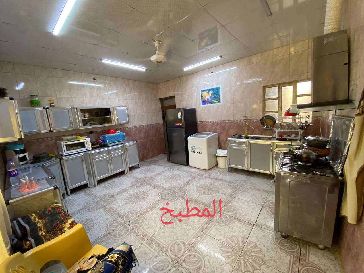 السلام عليكم
دار للبيع من المناطق المميزة في الفلوجة حي المهندسين مقابل جامع سيدنا عثمان بن عفان 
المساحة 305م السعر 460 مليون به مجال قليل جدا 
واجهة الدار 11.25م
نزال الدار 27م
ملك صرف بأسم شخص واحد
الشارع 12م
يحتوي على: 
اربع غرف نوم
صالات عدد اثنين
استقبال
مطبخ
حمامات داخلية عدد اثنين
غرفة خارجة على السطح مخزن
حمام خارجي
للاستفسار الاتصال على الرقم
***********
ابو عامر
