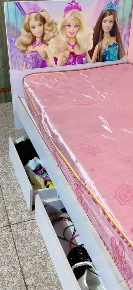 كنتور خشب خمس بيبان
ب200 
جرابي 3 العدد هنا والدواشك
ثلاثتهن 225  
ميز الطعام 6 كراسي ب100  
3 كراسي بي خلل بسيط
هذا رقم تواصلو وياهم علمود الاسعار 
***********
