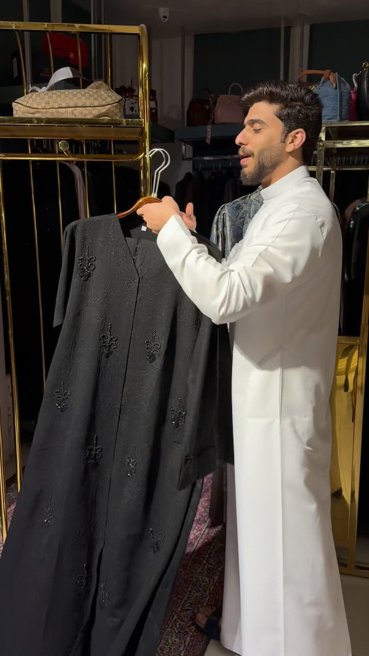 الحجّار للعبايات 
عبايه موديل حصري شك يدوي عبايه+شال
القياسات 54-56-58-60
يوجد توصيل كافه انحاء العراق 
واتساب:***********
