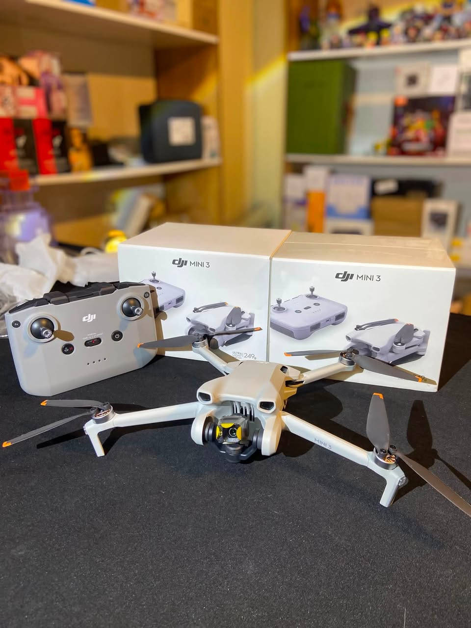 ظهر في الصورة علبتان لطائرة التصوير الجوي المحمولة DJI Mini 3، وهي طائرة درون خفيفة الوزن للغاية (بوزن أقل من 249 جراماً) ومصممة لتسجيل فيديوهات عالية الدقة وصور واضحة.أبرز مواصفات طائرة DJI Mini 3:وزن خفيف: أقل من 249 جراماً، مما يجعلها سهلة الحمل ولا تتطلب تراخيص معقدة في العديد من البلدان.تصوير الكاميرا: تصوير فيديو بدقة 4K HDR مع ميزة التصوير العمودي الحقيقي (True Vertical Shooting) المناسبة لمنصات التواصل الاجتماعي.مقاومة الرياح: مقاومة للرياح حتى المستوى 5 (سرعة تصل إلى 38 كم/ساعة). 
موجوده قطعتين الي يريدهم واتساب ***********
