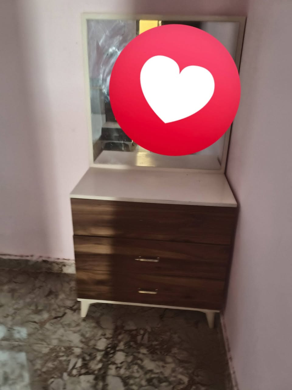 سلام عليكم غرفه للبيع تركيه السعر 250الف معا ثلاجه صغيره السعر 50الف مكاني بلبصره كرمه علي رقم الهاتف ***********
