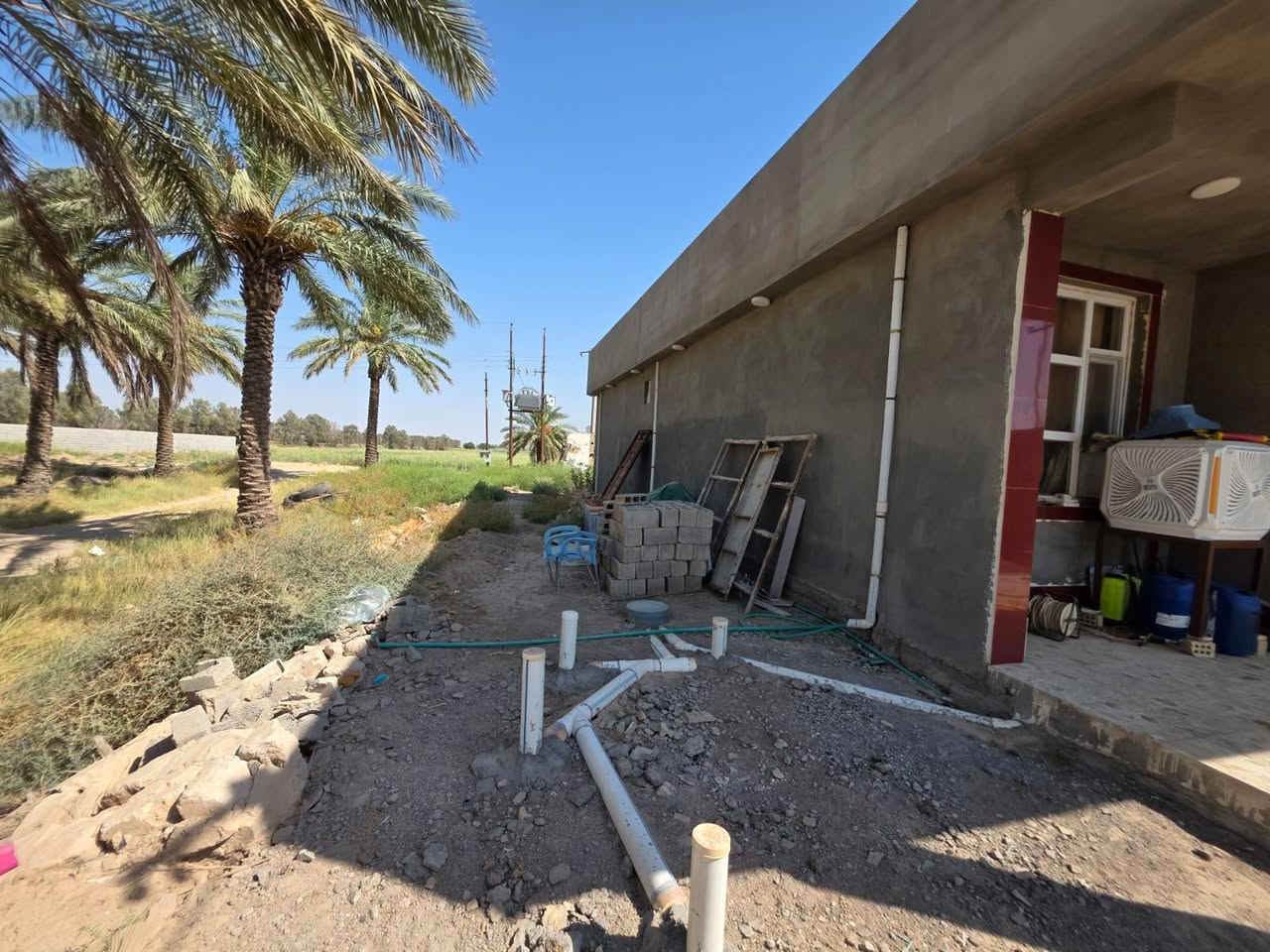 للبيع بيت مساحه الكليه ٩٥٠ متر مساحه البناء ٢٥٥ متر مع الاثاث  والطاقه الشمسيه ومكان محلات 3  سند 25طابو زراعي المكان شارع النفطيه قريب على سيطرة لج الاتصال ***********

