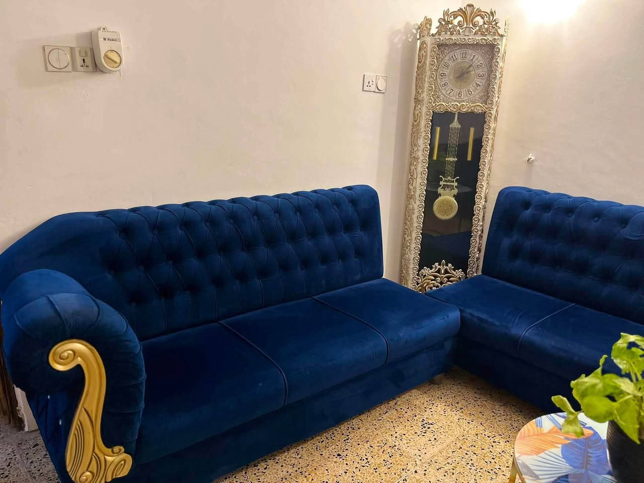 السلام عليكم للبيع طخم جديد لوك بل حقيقة بعد انضف واحلى سعرو 450 وخشب عراقي اصلي وتجي تشوفو كدام عينك رقم ‭***********‬
