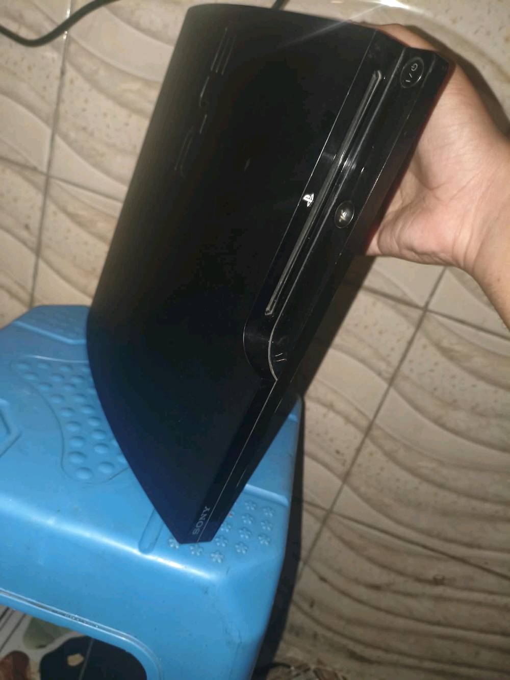 🎮 بلي ستيشن 3 أوربي للبيع (نظافة ممتازة) 🎮
للبيع جهاز بلايستيشن 3 أوربي بحالة ممتازة جداً، الجهاز ممفتوح ولا داخل صيانة أبد، ونظيف وشرط الفحص.
النوع: بلي ستيشن 3 (أوربي أصلي).
الحالة: نظيف جداً وممفتوح نهائياً.
التعديل: مهكر جاهز وتقدر تنزل عليه أي لعبة تحبها.
الملحقات: الملحقات الكاملة (وايرات + يدات تحكم).
الموقع: بغداد - الحرية الثانية.
السعر: [ا120
للتواصل والاستفسار: [ا
+964 774 827 9817#ب لي_ستيشن3 #PlayStation3 #العاب_بغداد #أجهزة_الكترونية #بيع_وشراء_بغداد #الحرية_الثانية #العراق_بغداد #العاب_الكترونية #مستعمل_نظيف
شنو موديل البلي ستيشن 3 بالضبط: سليم لو سوبر سليم؟ واذا تگدر تذكر رقم الموديل/السيريال حتى يكون أوضح للمشتري.: 
سلم
شكد سعة الهارد الموجود بالجهاز؟ 120GB لو 250GB لو 500GB؟ وهل الهارد أصلي لو مبدّل؟: 
250
اليدات كم وحدة بالضبط ويّا الجهاز؟ وهل كلهن أصليات وشغالات 100% لو بيهن ملاحظة؟: 
2ماببهن شي
الجهاز بيه أي ملحقات إضافية غير الوايرات واليدات، مثل سلك HDMI أو صندوقه الأصلي؟: 
لا
التسليم وين يصير بالضبط ببغداد؟ وهل عندك مجال للتوصيل أو السعر نهائي؟: 
لا توصيل ماكو السعر بي مجال 