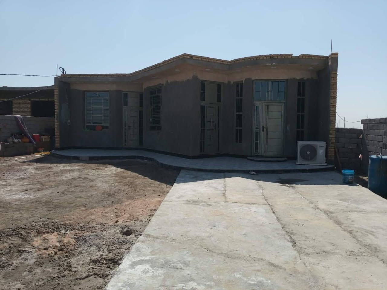 سلام بيت للبيع بحي جوادين نزله الثانيه مساحه البيت 750 بيه 3 غرف و صالتين ومطبخ حار وبارد البيت كامل ومتوفر كافه الخدمات ماء كهرباء مجاري سعر 120 وقابل للتفاوض رقم الهاتف ***********
