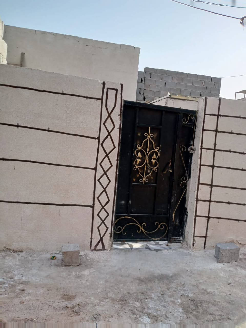السلام عليكم عدي بيت بل الجزيرة بزين العابدين بل بدايه بكاع فحام  كلش قريب عل ربع سايدات مساحته 130  طابو ملك زراعي عراقي بيه ثنين غرف او ديوانيه وصاله مطبخ وصحيات بيت والسقف كونكريت كله سراميك كهرباء جديد سعره 47 بيه مجال  ***********
