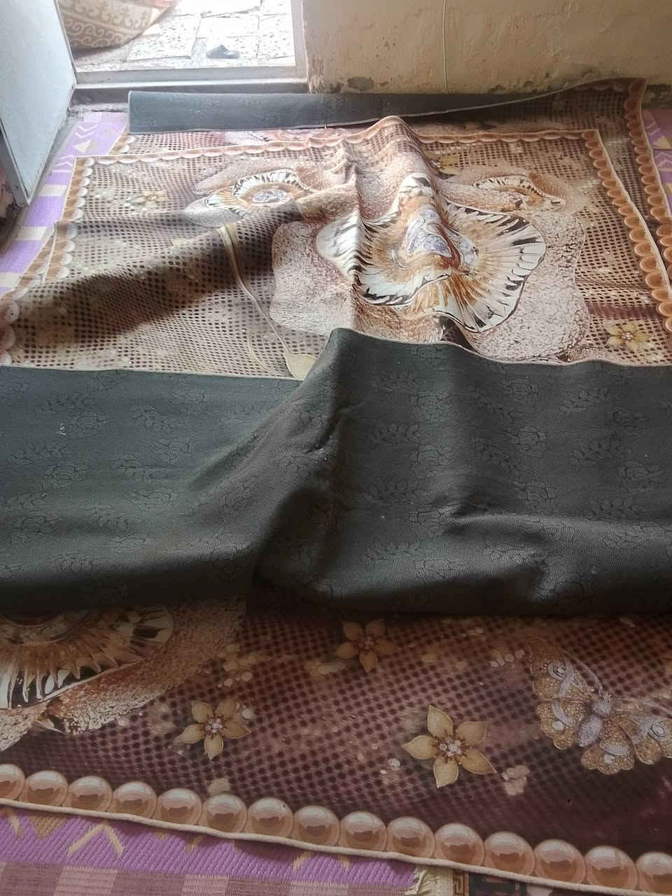 مفروشات للبيع نضيفات القطع الاثردي الوحده ب١٠ الاف والامداد الحمر ب١٠ الاف والامداد الخضر ب25 الف ***********
