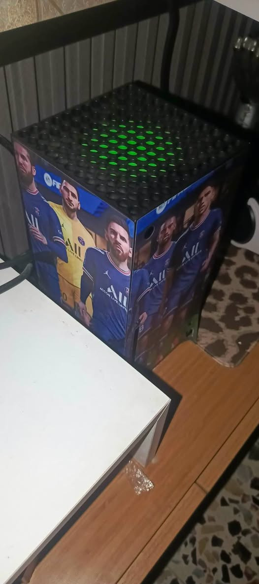 سلام عليكم 
 (Xbox Series X) بحالة ممتازة
​تفاصيل الجهاز:
​الموديل: Xbox Series X
 (النسخة أقوى وأسرع في السلسلة)
​السعة: 1 تيرابايت (1TB SSD)
​الحالة: ممتاز جداً، استخدام نظيف، 
يعمل بدون أي مشاكل أو أعطل 
​المحلقات:
​يد تحكم تجاري (مقلده)
​كابل الطاقة الاصلي
​المميزات:
​يدعم تشغيل الألعاب بدقة 4K الحقيقية
 وبسرعة تصل إلى 120 إطاراً في الثانية.
​سرعة تحميل فائقة جداً بفضل قرص الـ SSD.
​السعر المطلوب: [٧٠٠ الف]
مكان التواجد / التسليم: [ناحية الوحده قرب بسمايه]
للتواصل والاستفسار: [واتساب  ***********]
