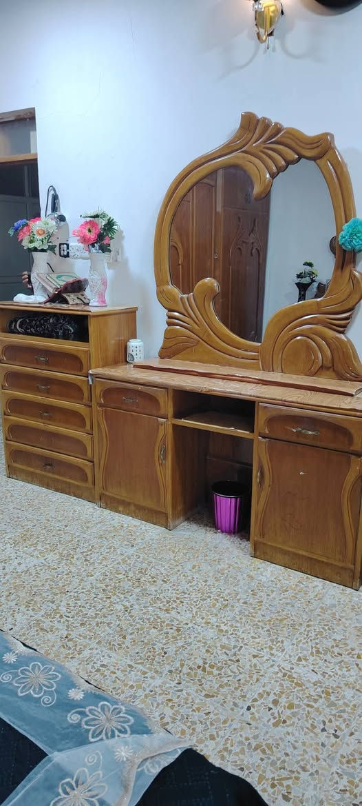 السلام عليكم / غرفه خشاب صاج ثقيل 5 أبواب ملحق  كلش نضيفه وحلوه وبل حقيقه         احلئ وسعرها مناسب
سعرها 650 الف مع دوشك تخت 
اتصال ***********
