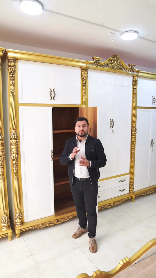⁨	موديل بابلون  شاهد وستمتع بجمال و فخامة النجارة العراقية 🪵🇮🇶 نجارة عراقية ضمن وجبة الدرجة الفاخرة اللون أوف وايت وتطعيم ذهبي ومزيج من البرونزي الداخل مصبوغ صاجي  السعر 5 ملايين و 350 الف الداخل صاج طبيعي 5 ملم الوجه 6 ملم MDF الظهر چرچوبة شد براغي  القاعدة بلوك صاج كل الغرفة لوكنز( ارجل خشب زان )مرتفعة عن الأرض كل الغرفة دنگ خشب زان ثقيل  تاج الكنتور وزاوية الملابس خشب زان تاج الچرباية وميز المرايا خشب زان  قيافة تبديل ملابس هدية  وطابورية هدية السرير رگم خشب چام و القاعده بلوك 8 ارجل ثقيل  ارتفاع الكنتور 280 سم عرض الكنتور 360 سم عرض زاوية الملابس 120 سم يعني الكنتور وزاوية الملابس ضلع كامل 480سم السعر 5350  معرض ومعمل الخزرجي للأثاث  الشد والتوصيل مجاني الى جميع محافظات العراق  ___________ _زيارتنا على موقعنا حلة / منتصف شارع ابو القاسم /من جهة سوق الحلة الكبير مجاور دكتور مكي الابراهيمي طبيب الاسنان او الاتصال ***********  *********** #معرض_ومعمل_الخزرجي_للأثاث      #غرفة_نوم #اكسبلور #اثاث #fypage  ⁩
