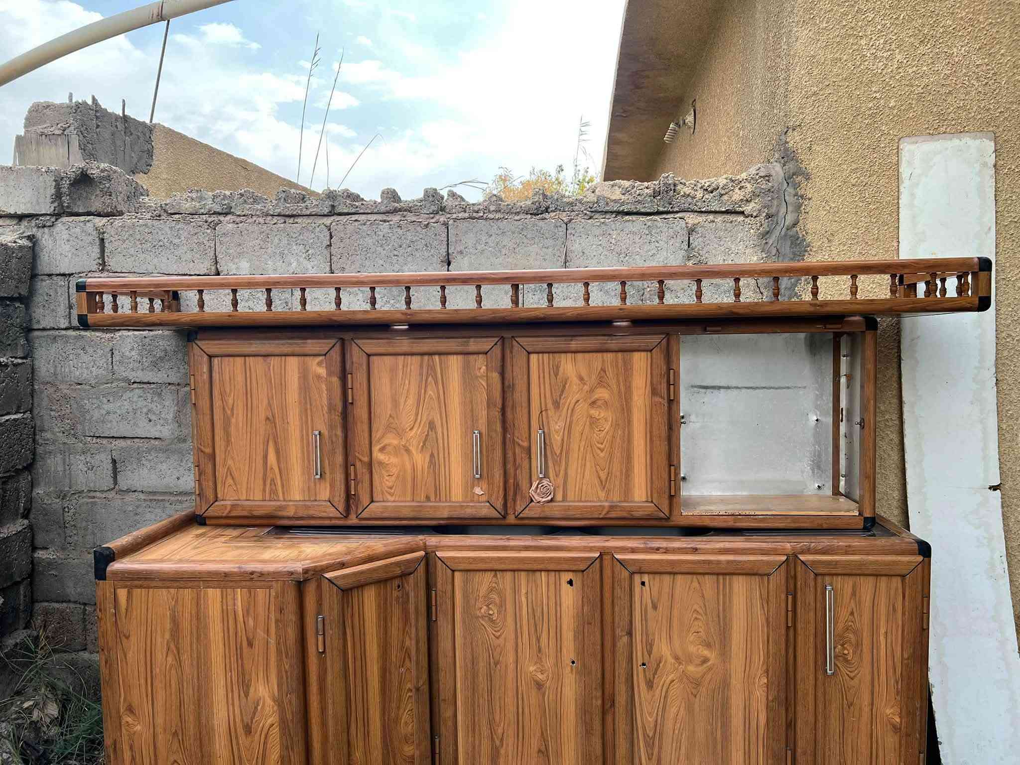 السلام عليكم كاونتر نضيف للبيع 
6 قطع زاويه و رف علوي يجي جوا طباخ 
و سنك بي حوضين طويل يجي فوكا هم رف علوي 
عله طوله مثل مموضح بل صوره 
وسنك ثاني هم بس حوضين 
نضيف بس اخذ وشد
للتواصل واتساب ***********

