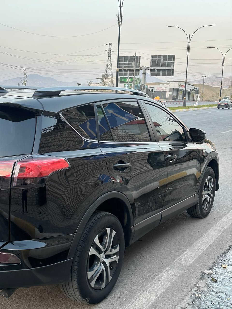 Toyota ra4 2017 AWD 
٧٢ هه زار رؤيشتووه
ده بل اكسل 
به س بونيتى په مپه بى داخلى 
شانسى و بدنه به شه رت 

كير و مكينه  به شه رت نه كرايته وه 
بئ عه يب

رقم و سنوى نوي يه  به ناوى خومه 
          ☎️   *********** أربيل, العراق
