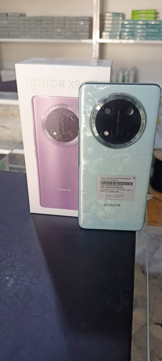 هونر x9c ذاكرة 256
عشوائيه 12
تلفون مستخدم ايام مكفول 
وضمان 5 ايام 
اخو الجديد ايام قليله جداً مستخدم لزكه الشركه عليه 
السعر نهائي 350
مكلف با النشر 
واتساب ***********

نص مكتوب في الصور:
- 14:40
- حول الهاتف
- 10
- MagicOS
- اسم الجهاز
- HONOR X9c
- المعالج المركزي
- Snapdragon 6 Gen 1
- ذاكرة الوصول العشوائي
- ١٢ غيغابايت
- ١٢+ غيغابايت Honor RAM
- Turbo
- بطارية السيليكون والكربون
- mAh 6600
- شاشة بتقنية حماية البصر من
- Honor
- ٢٧٠٠ X ١٢٢٤
- وحدة التخزين الداخلية
- المساحة الفارغة ٢٣٢,٢
- غيغابايت
- الإجمالي ٢٥٦ غيغابايت
- الموديل
- BRP-NX1
- رقم الإصدار
- 10.0.0.168(C185E6R6P1)
- GPU Turbo