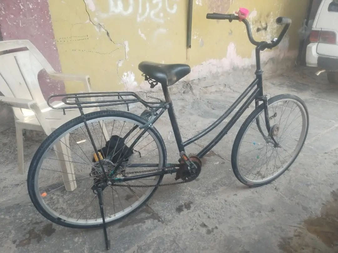 سلام عليكم بايسكل للبيع حجم 26 السعر ب40بيع مستعجل الاتصال ع الرقم ***********
