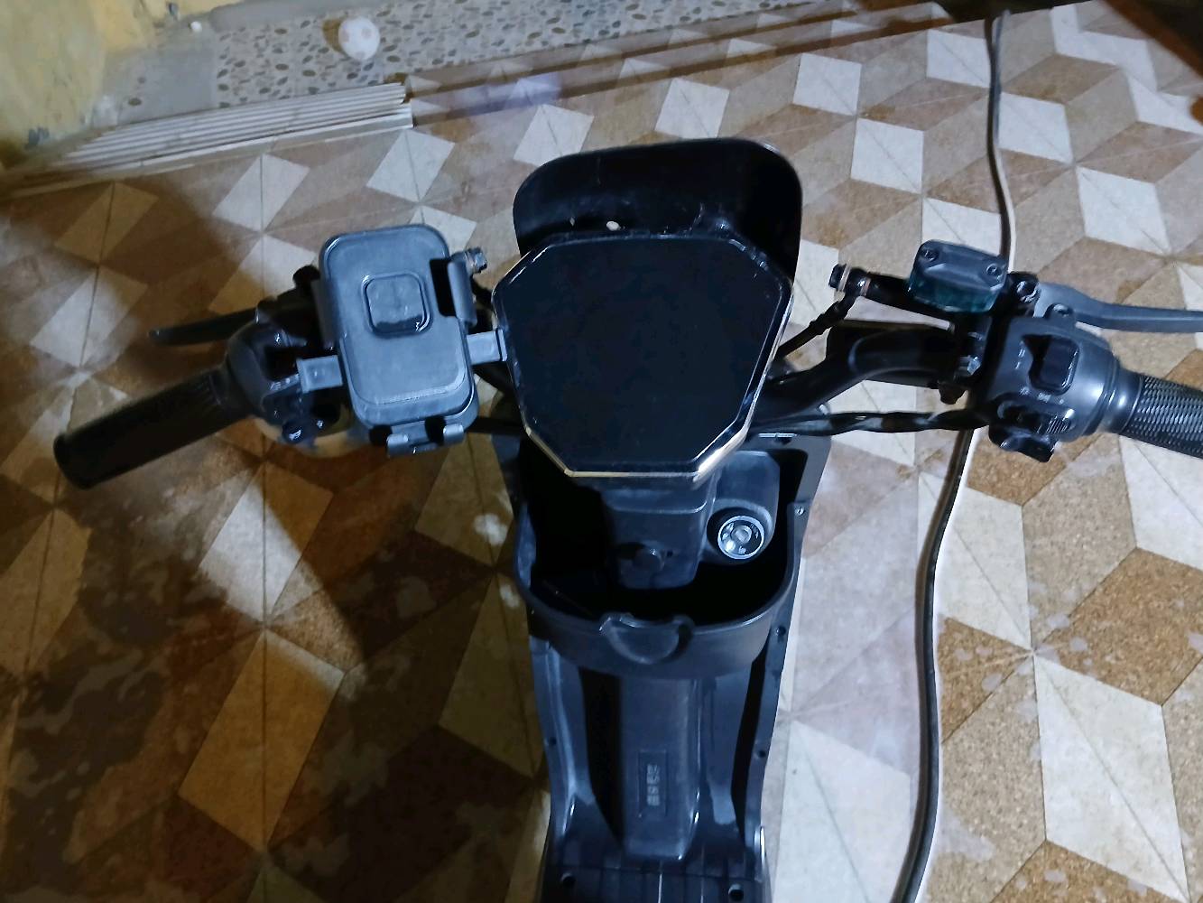 دراجة R9. 5 بطاريات كبار سرعة 65 حقيقي فول مواصفاة دراجة كلشي بيها شغال بيها حادث متضرر بيها الكفر و السكان شي قليل اللي بالصورة كهربائاتها شغالة دراجة جديدة اخذتها شهر 3 سعرها 350 و بيها مجال
هلا حبيبي، شنو المدينة/الموقع بالضبط مال الدراجة، وهل أكو فحص بالمكان أو تگدر تجيبيها للمشتري؟: 
بابل وردية خارج 
موديلها شنو بالضبط وسنة الشراء/الصنع شكد؟ وإذا عدها أوراق أو فاتورة/كفالة تنذكر حتى يكون أوضح.: 
2026
الخمس بطاريات شنو نوعهن وقديش حالتهن هسه؟ وشكد تمشي بالشحنة الواحدة تقريباً بالاستخدام العادي؟: 
حالة جيدة 
بالنسبة للحادث: شنو الأضرار بالتحديد بالكفر والسكان؟ وهل تحتاج تصليح غير هالأشياء لو كلشي ثاني سليم؟: 
شي بسيط
السعر 350 نهائي لو قابل للتفاوض؟ وإذا عندك شروط مثل الدفع نقداً فقط أو بدون تبديل، اذكرها بالإعلان.: 
قابل للتفاوض