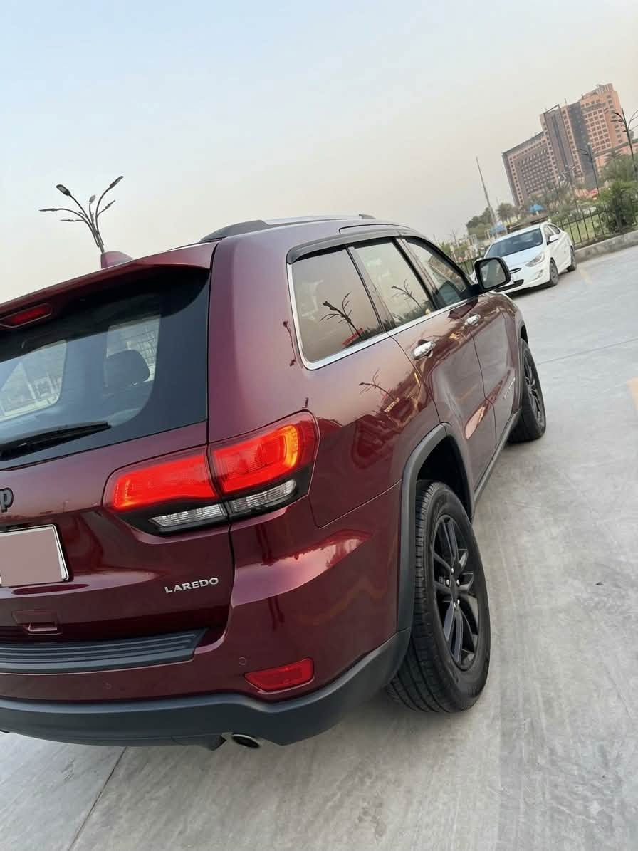 السلام عليكم
للبيع فقط بدون مراوس 

 جيب جراند شيروكي  … 2020 

🇺🇸 وارد أمريكي

🔹 محرك V6 3.6L

🔹 كير أوتوماتيك 8 سرعات

🔹 دفع رباعي 4×4

🔹 داخل جلد بيجي 

🔹 مقاعد أمامية كهرباء

🔹 شاشة كبيره 

🔹 كاميرا خلفية

🔹 حساسات أمامية وخلفية

🔹 مثبت سرعة 

🔹 مراقبة النقطة العمياء

🔹 تشغيل ودخول ذكي

🔹صندوق كهرباء

🔹 مازدات LEd

🛠️ الحادث: جاملغ وباب السائق .+ صبغ باب خلفي 
                    بارد بسيط مكانين بجهه الصدر 

🚘 السيارة جاهزة بدون نقص صدر امامي خلفي جديد 
تايرات جدد 
سيرفس كامل بيها .. 

السعر.  20500$ وبيها مجال بسيط 

📞 للاستفسار : ***********
